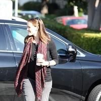 Jennifer Garner stops at Starbucks on her way to a hospital | Picture 93744